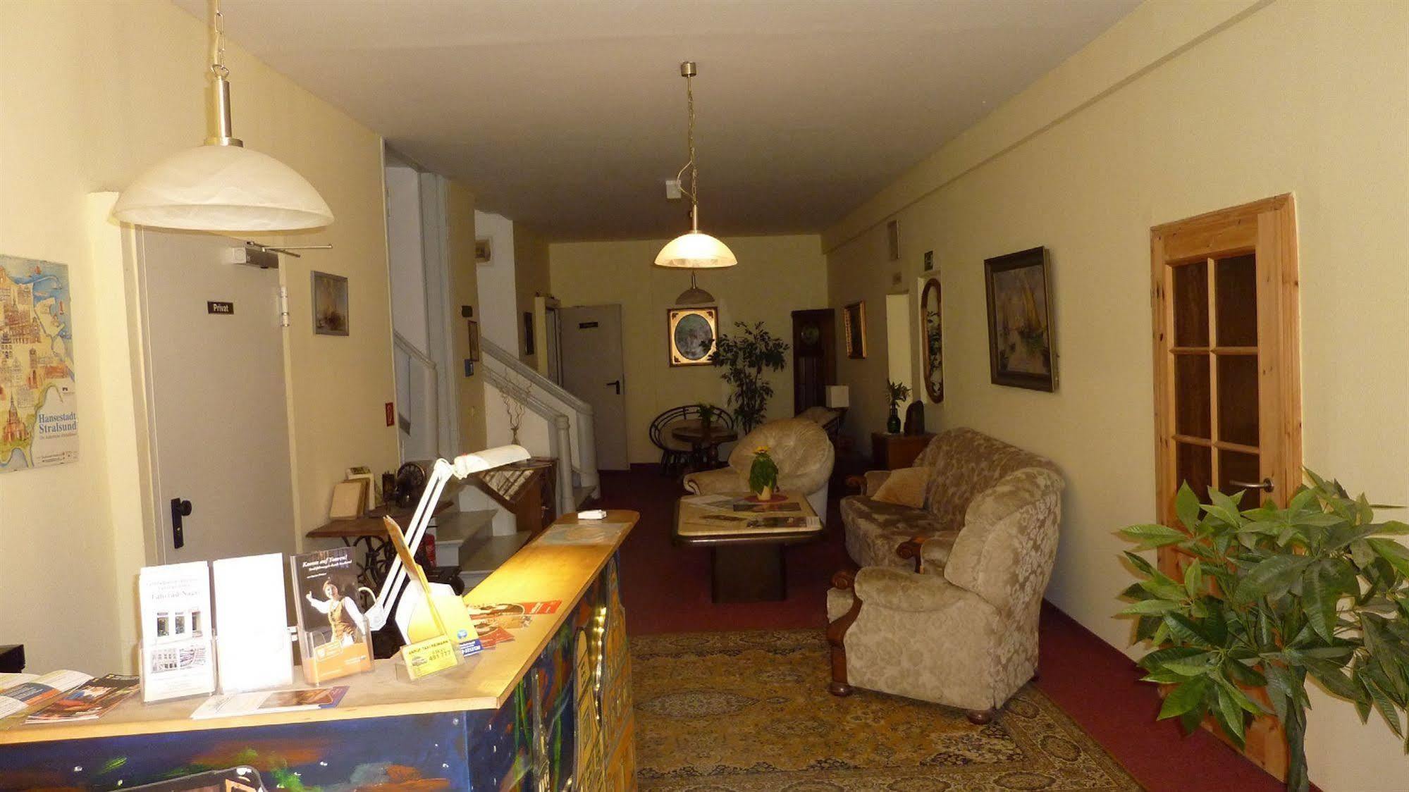 Altstadt Pension Hafenblick シュトラールズント エクステリア 写真